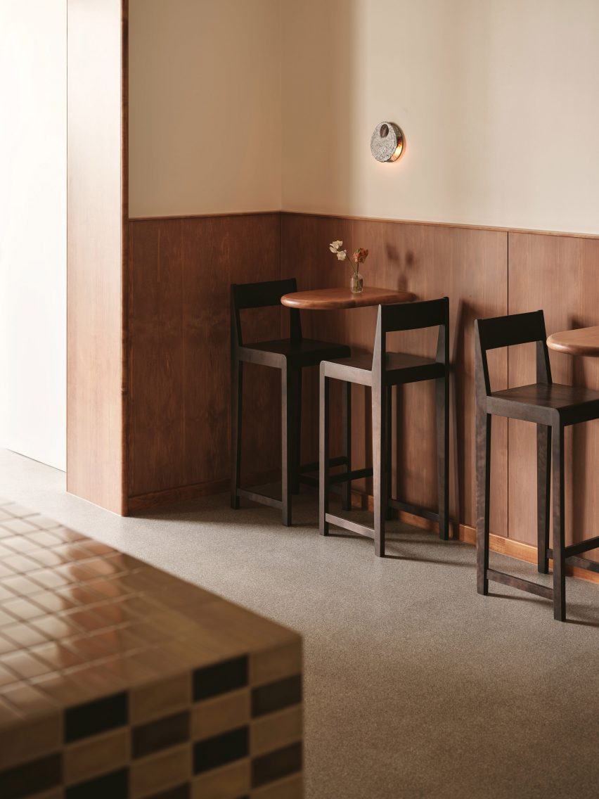 Cafe with a speckled poured floor that looks like sesame seeds