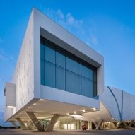 Morphosis raises concrete galleries around Dallas art museum