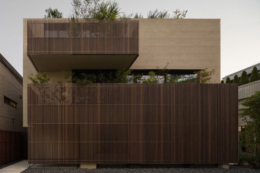 Louvre-clad concrete house