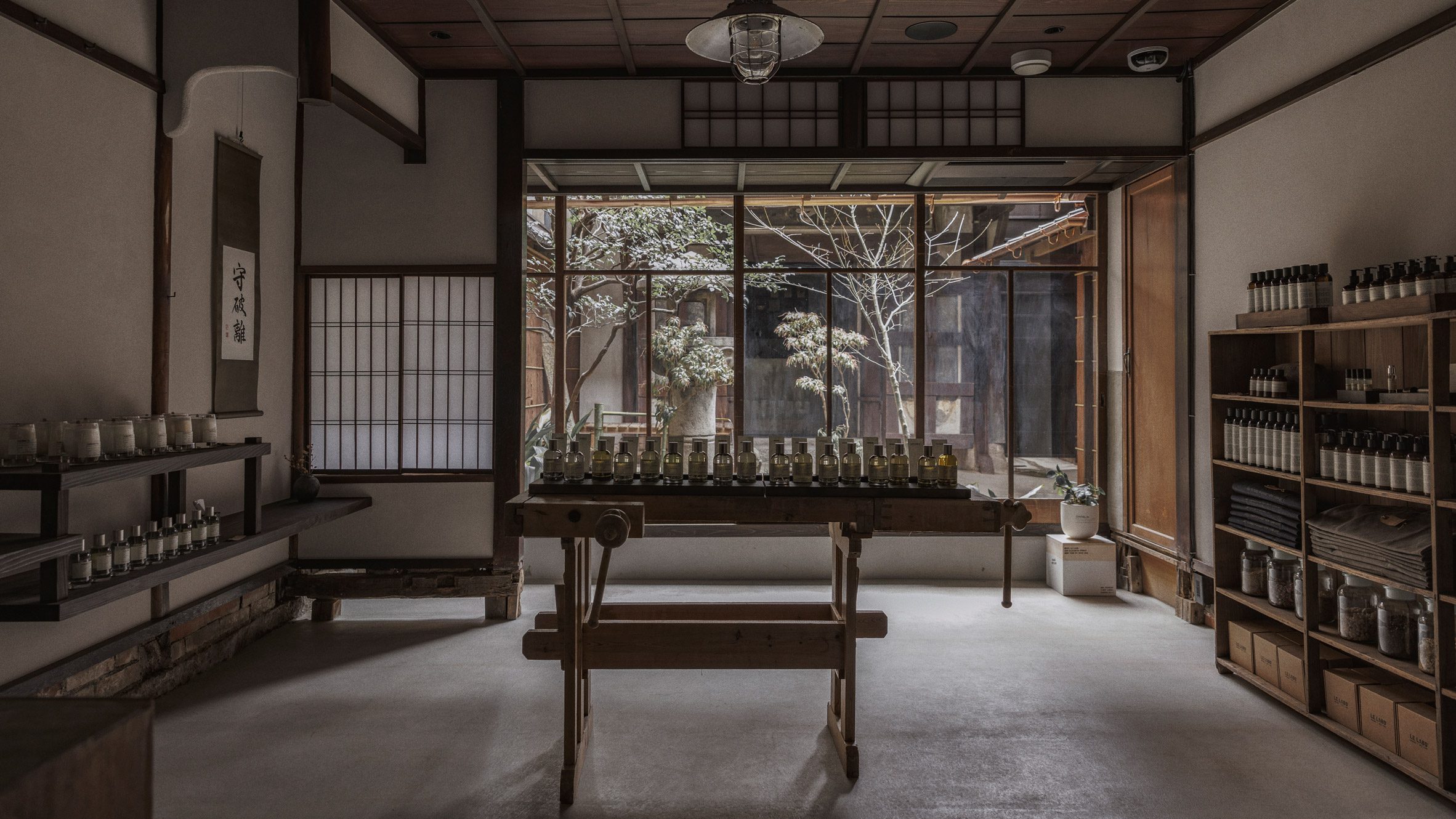 https://static.dezeen.com/uploads/2024/09/le-labo-kyoto-schemata-architects_dezeen_2364_col_4.jpg