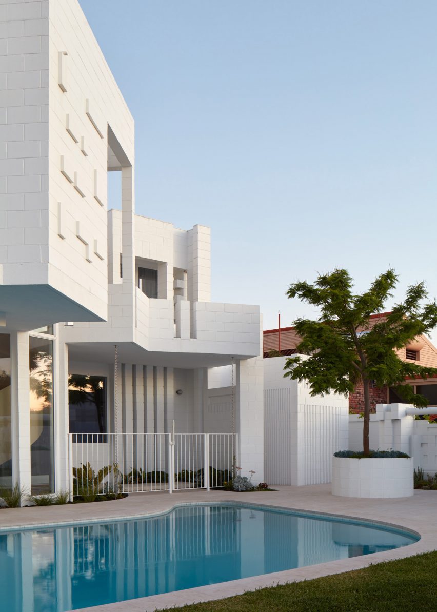 Outdoor space within white blockwork home by Mark Jeavons and Ohlo Studio