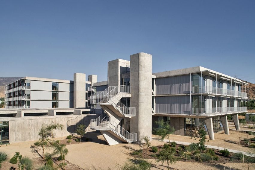 Casa de mantenimiento de concreto en Chile con escalera escultórica al aire libre