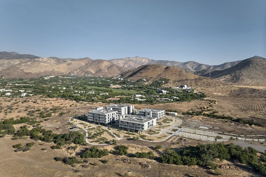 Chilean concrete hospital in arid valley