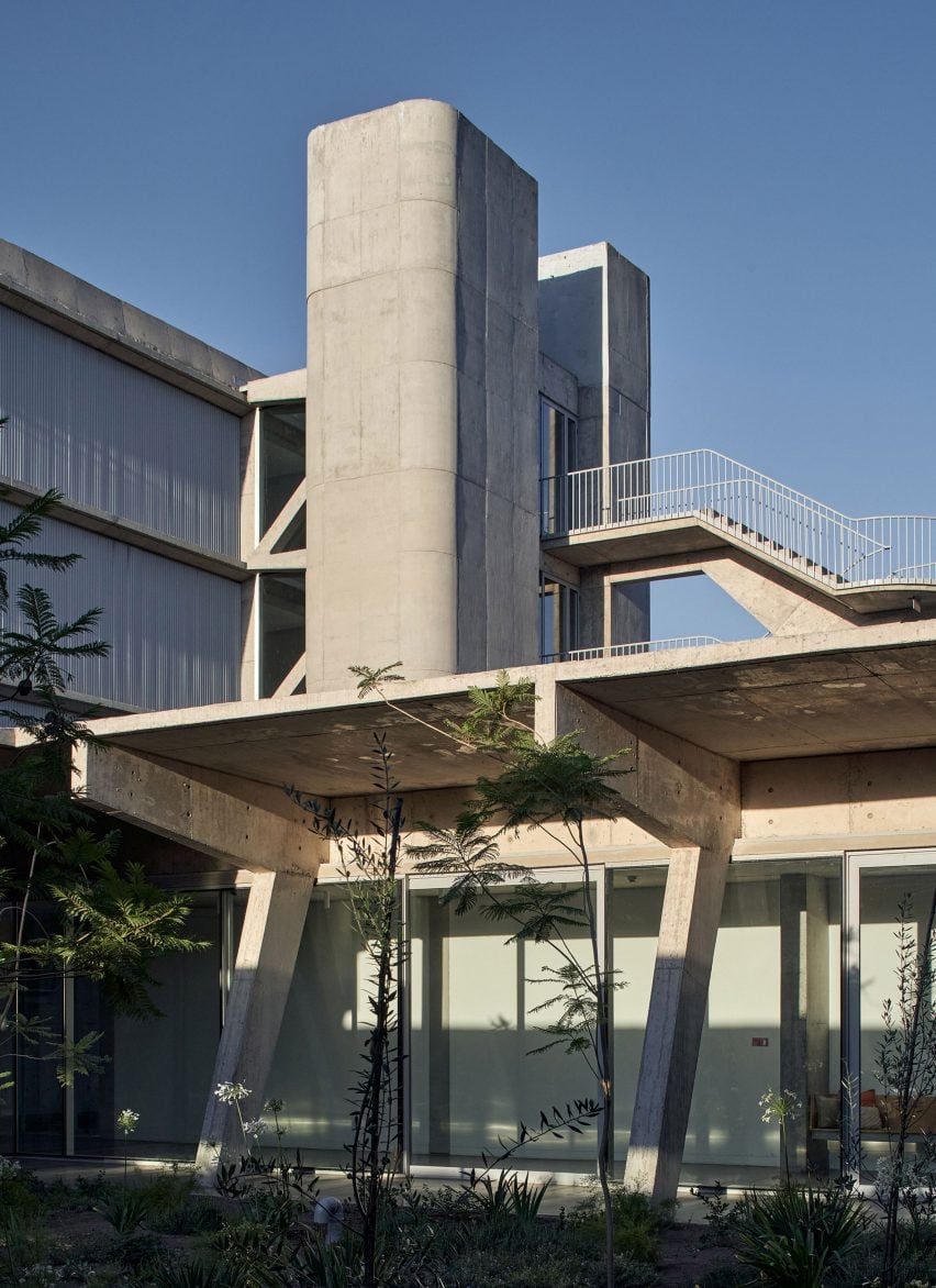 Torre y escalera en una casa de mantenimiento de concreto en Chile