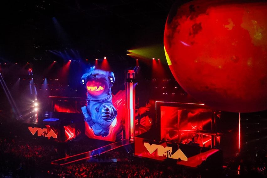 Inflatable astronaut set design