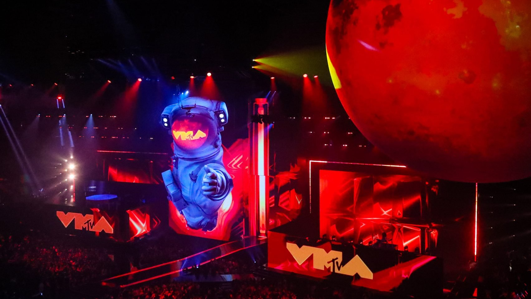 https://static.dezeen.com/uploads/2024/09/mtv-vmas-2024-matt-steinbrenner-design-stage-set-architecture-inflatables-new-york_dezeen_2364_hero-1.jpg