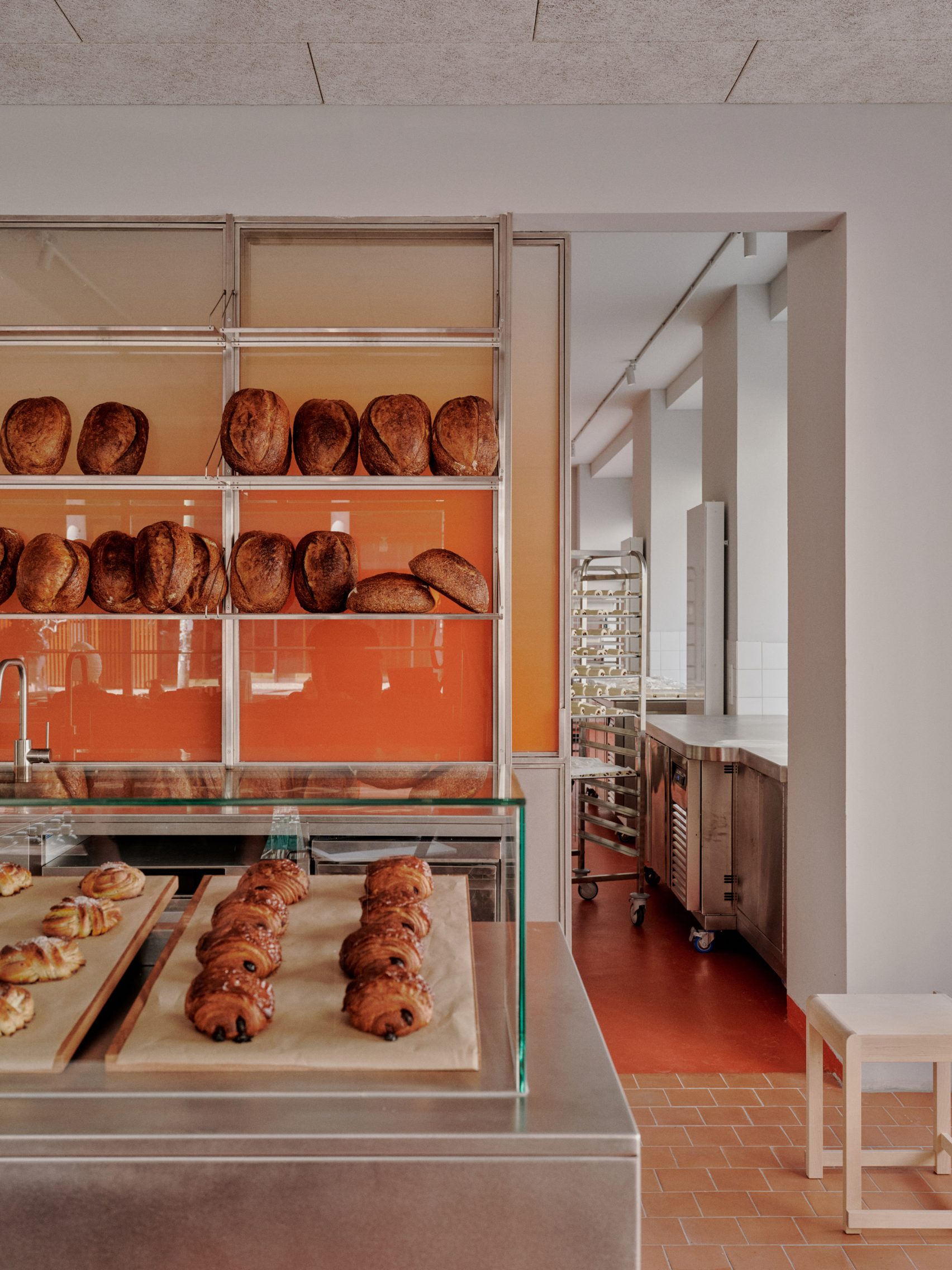 Plantea Estudio crea un interior “franco y eficiente” para la panadería ...