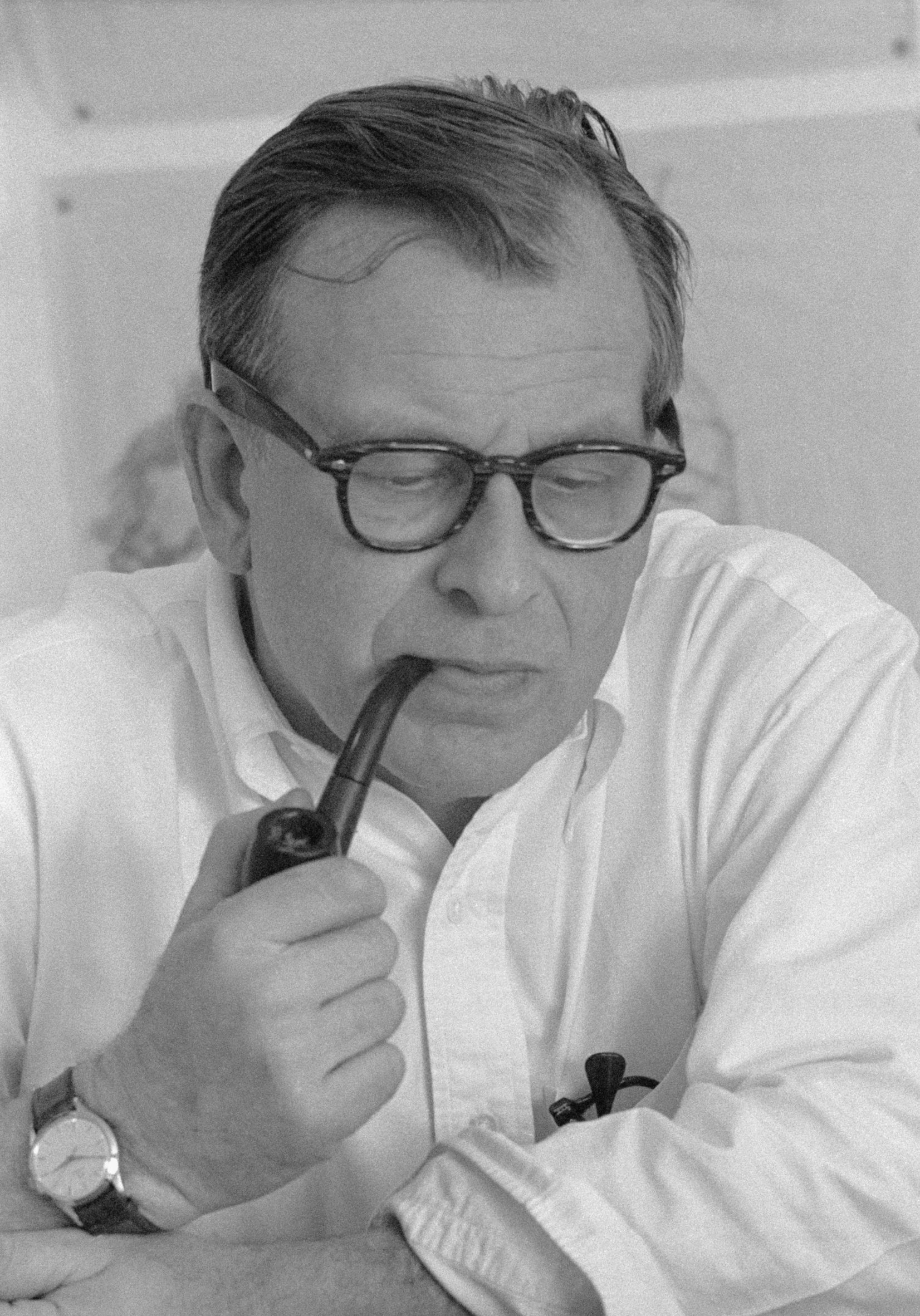 Black and white portrait of Eero Saarinen