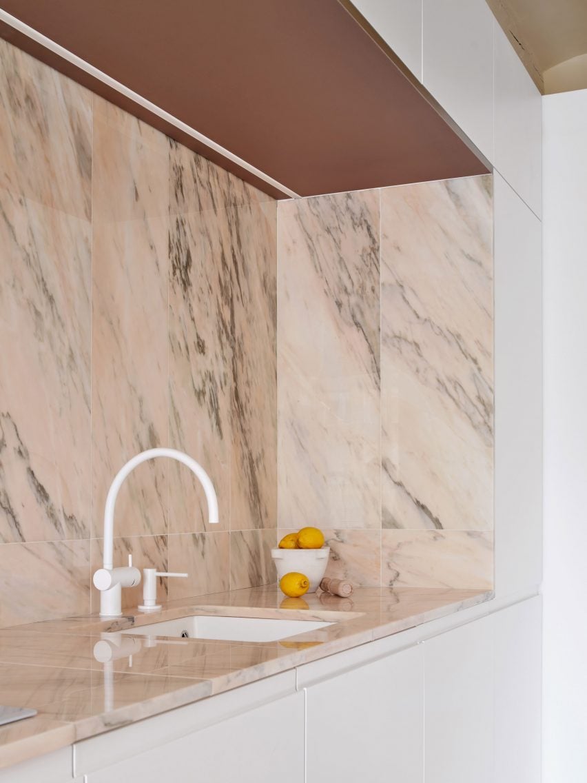 Kitchen backsplash of Barcelona apartment by Raúl Sánchez Architects