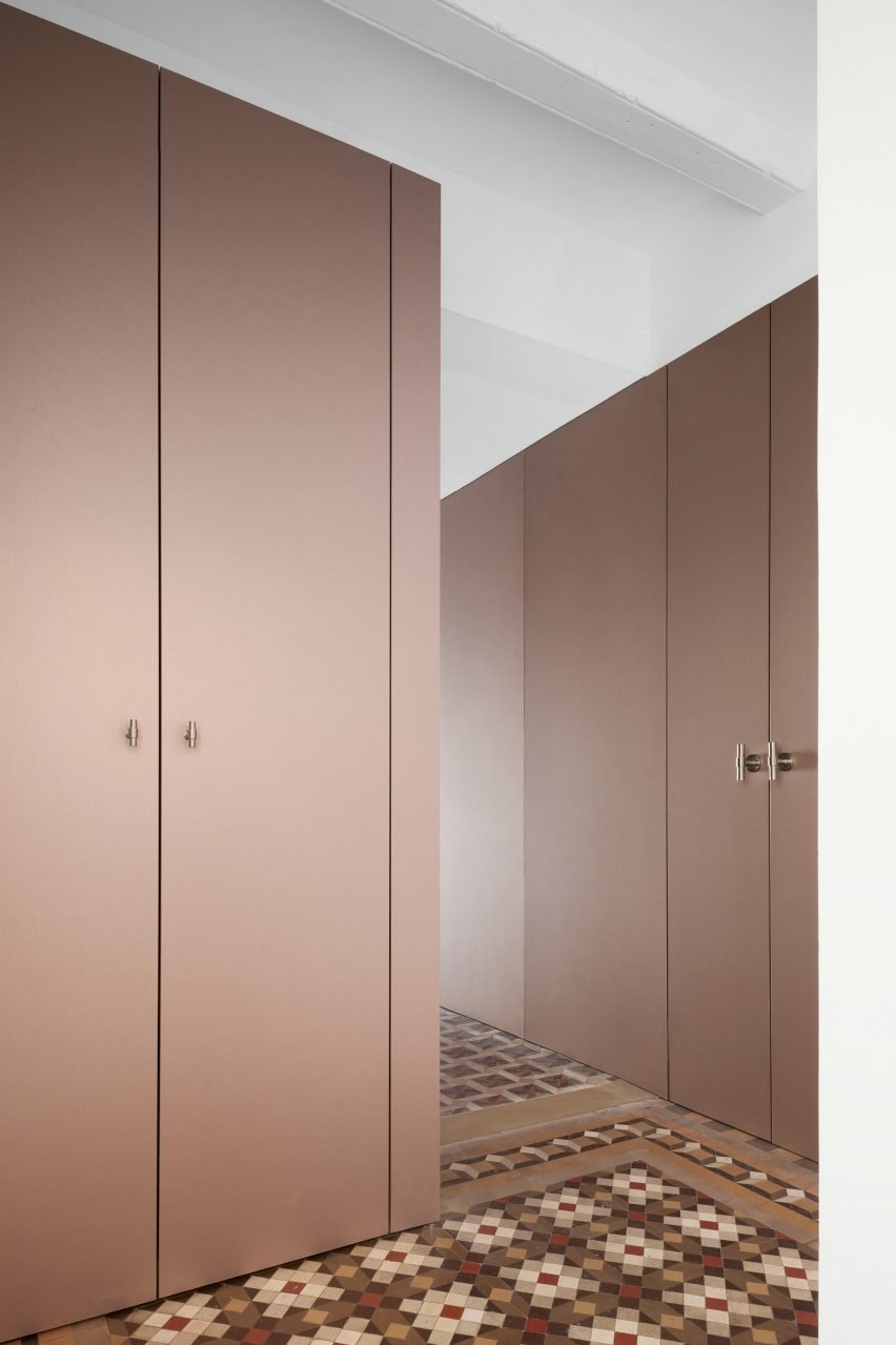 Cabinets of Barcelona apartment by Raúl Sánchez Architects