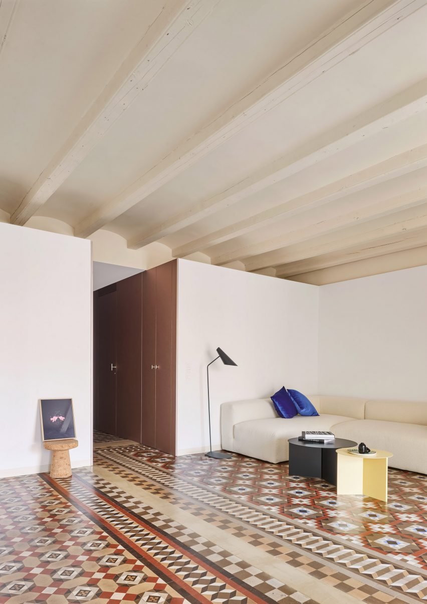 Living area of Barcelona apartment by Raúl Sánchez Architects