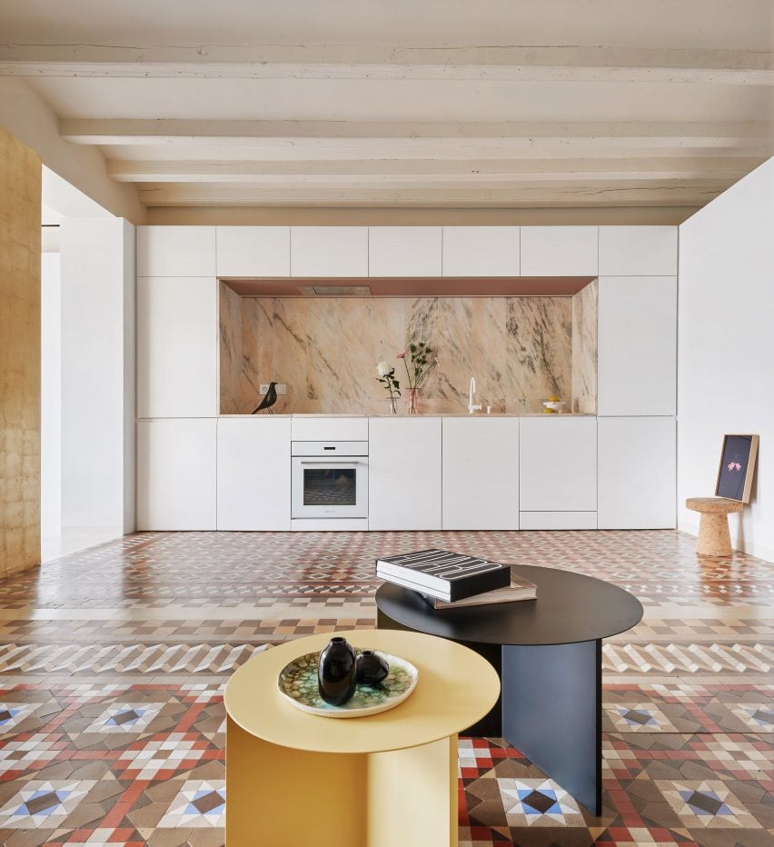 Kitchen and Living area of Barcelona apartment by Raúl Sánchez Architects