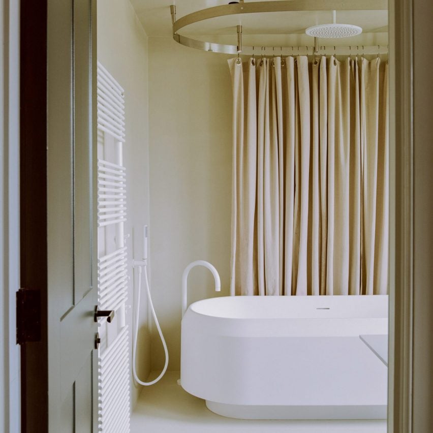 Bathtub with shower curtains