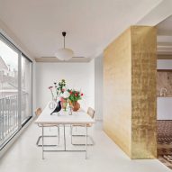 Gold-leaf wall divides renovated Barcelona apartment by Raúl Sánchez Architects