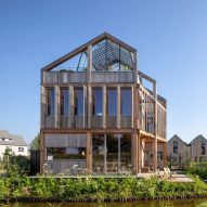 Moke Architecten crowns wooden home in Muiden with greenhouse