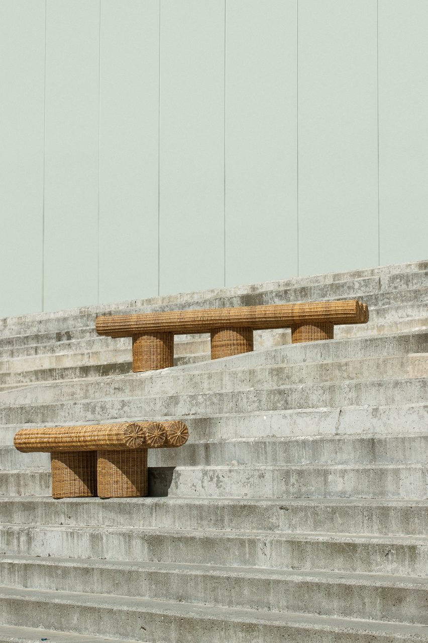 Photographie de deux bancs yaré sur des marches en béton.