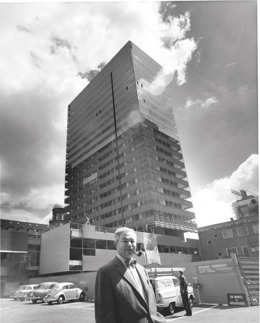 Arne Jacobsen devant le SAS Royal Hotel