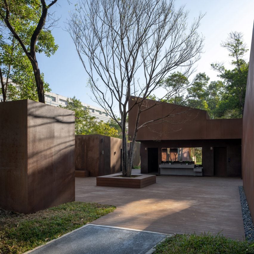 Cour intérieure dans un pavillon en acier par Atelier Xi