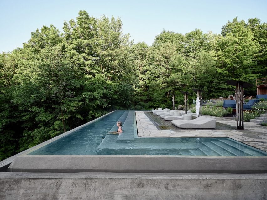 Swimming pool on top of a concrete volume