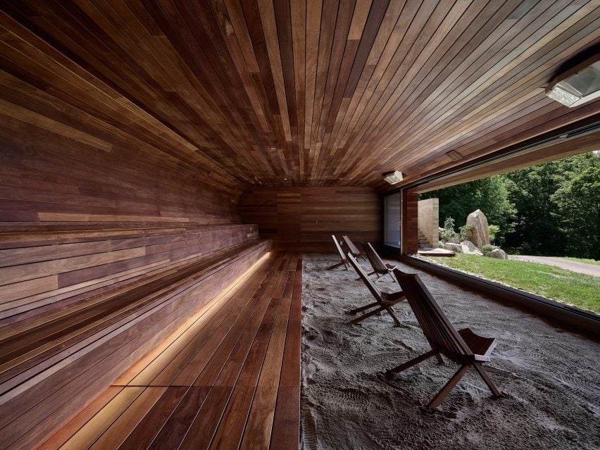 A relaxation room enveloped in a curvilinear wood volume