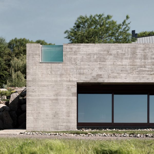 MacKay-Lyons Sweetapple adds concrete extension to Québec spa