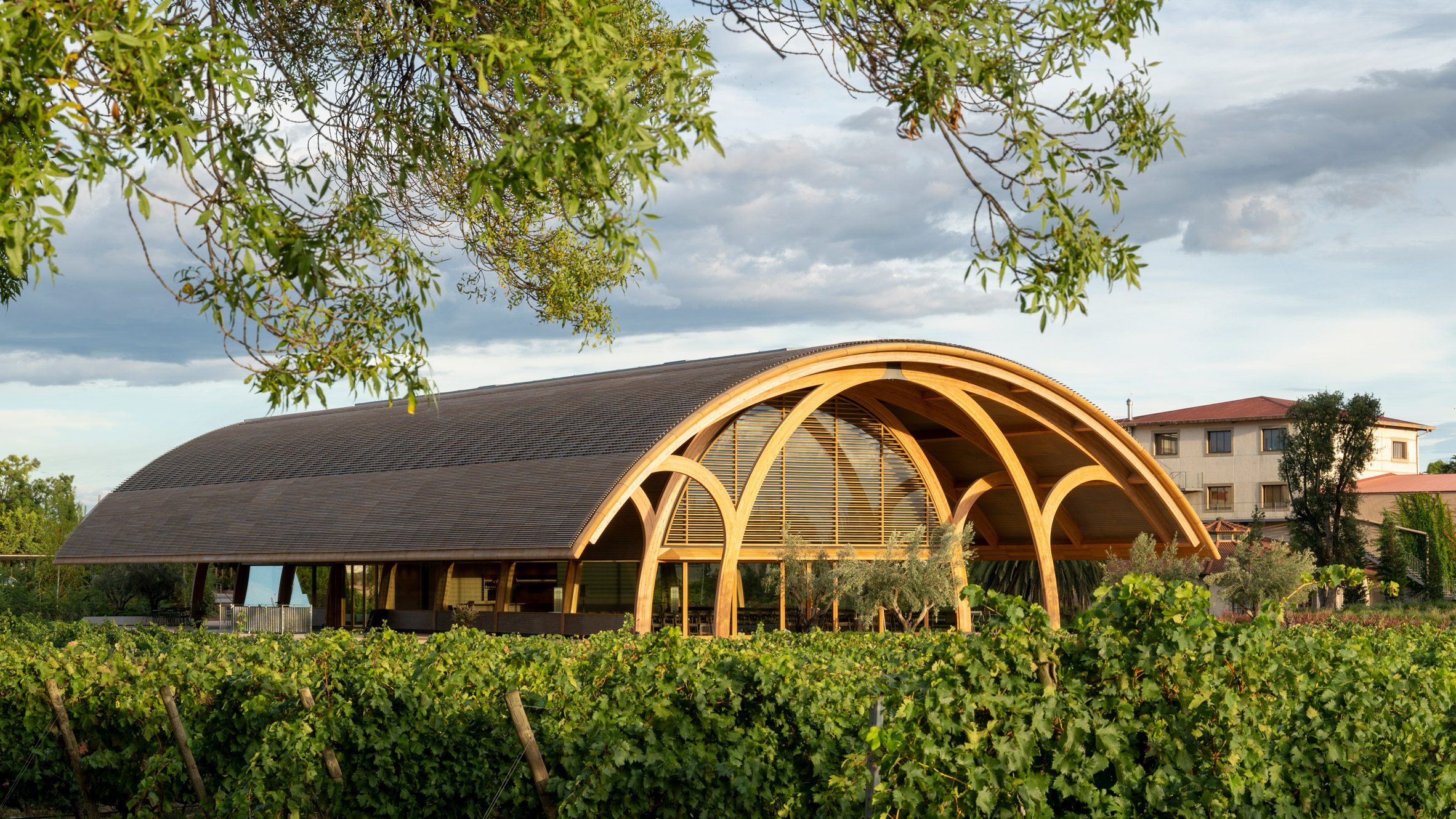 https://static.dezeen.com/uploads/2024/10/bodegas-faustino-winery-visitor-centre-foster-partners-spain-architecture-public-leisure_dezeen_1704_hero.jpg