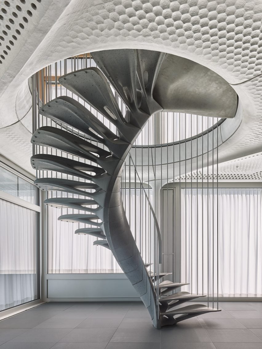 Photo de l'escalier en béton Cadenza en spirale entre deux étages de l'unité STEP2 du bâtiment Nest