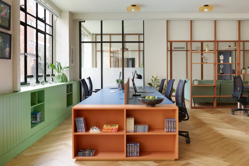 Bureau orange dans le bureau Drama Republic par Emil Eve Architects