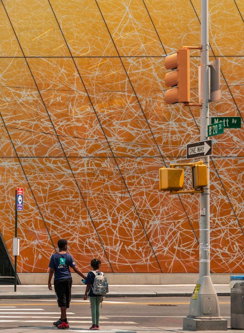 Façade orange avec gribouillis