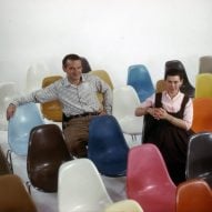 Eames assis sur des chaises en fibre de verre