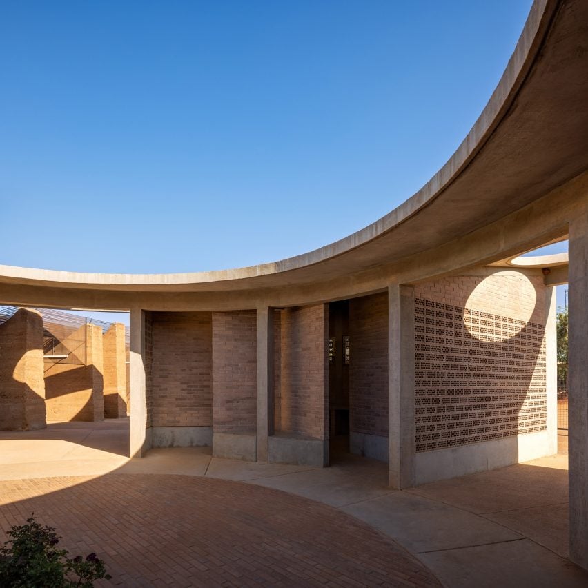 Circular roof with oculus