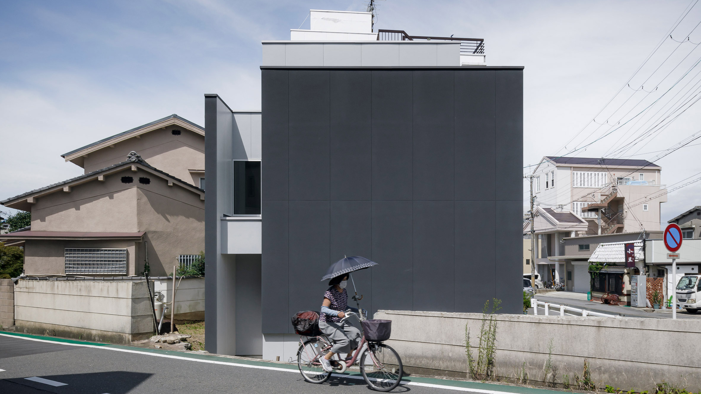 https://static.dezeen.com/uploads/2024/10/house-in-kyobate-fujiwaramuro-architects-hero_dezeen_2364_col_1.jpg