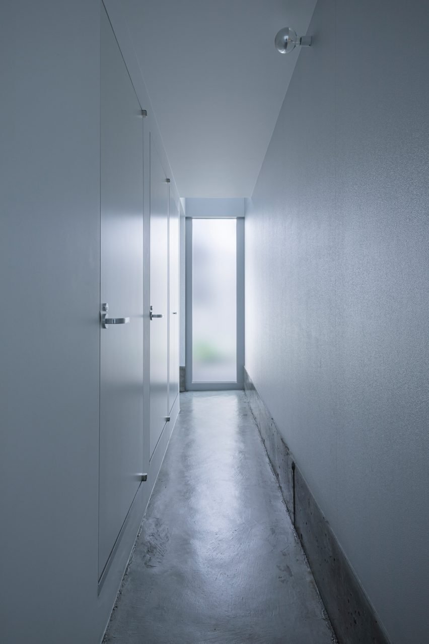 Interior design of the hallway in a house in Osaka by Fujiwaramuro Architects