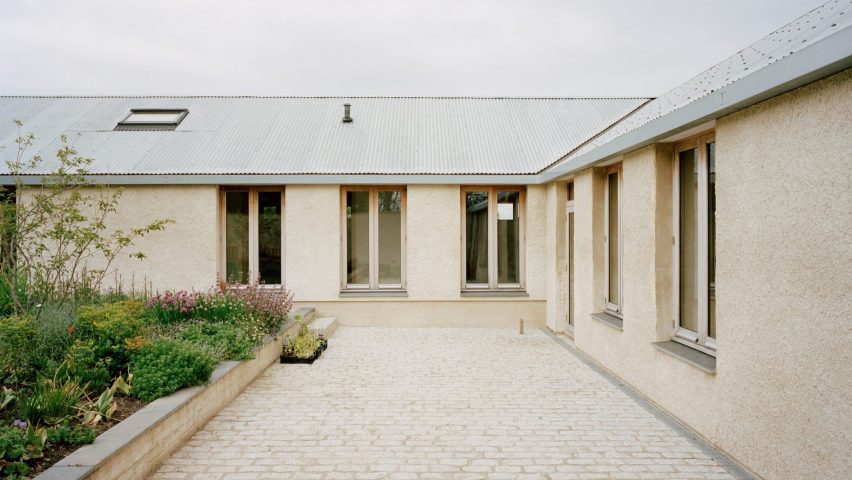 Hugh Strange Architects draws on farm architecture for Cornish courtyard home