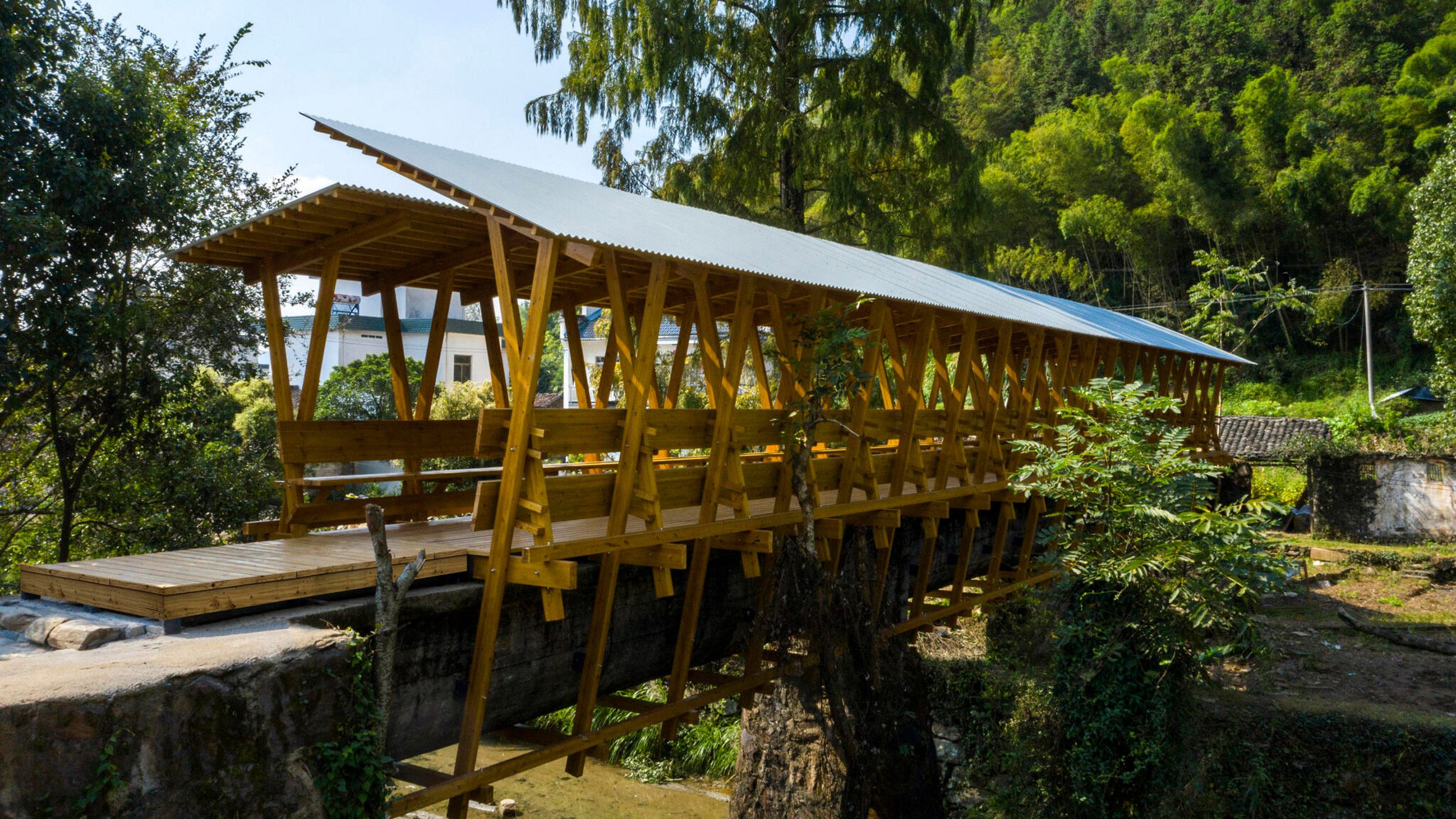 https://static.dezeen.com/uploads/2024/10/iara-covered-bridge-on-aqueduct-china-hero_dezeen_2364_col_1.jpg