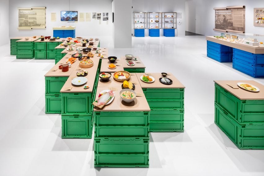 Banquette-style table with 47 food replicas