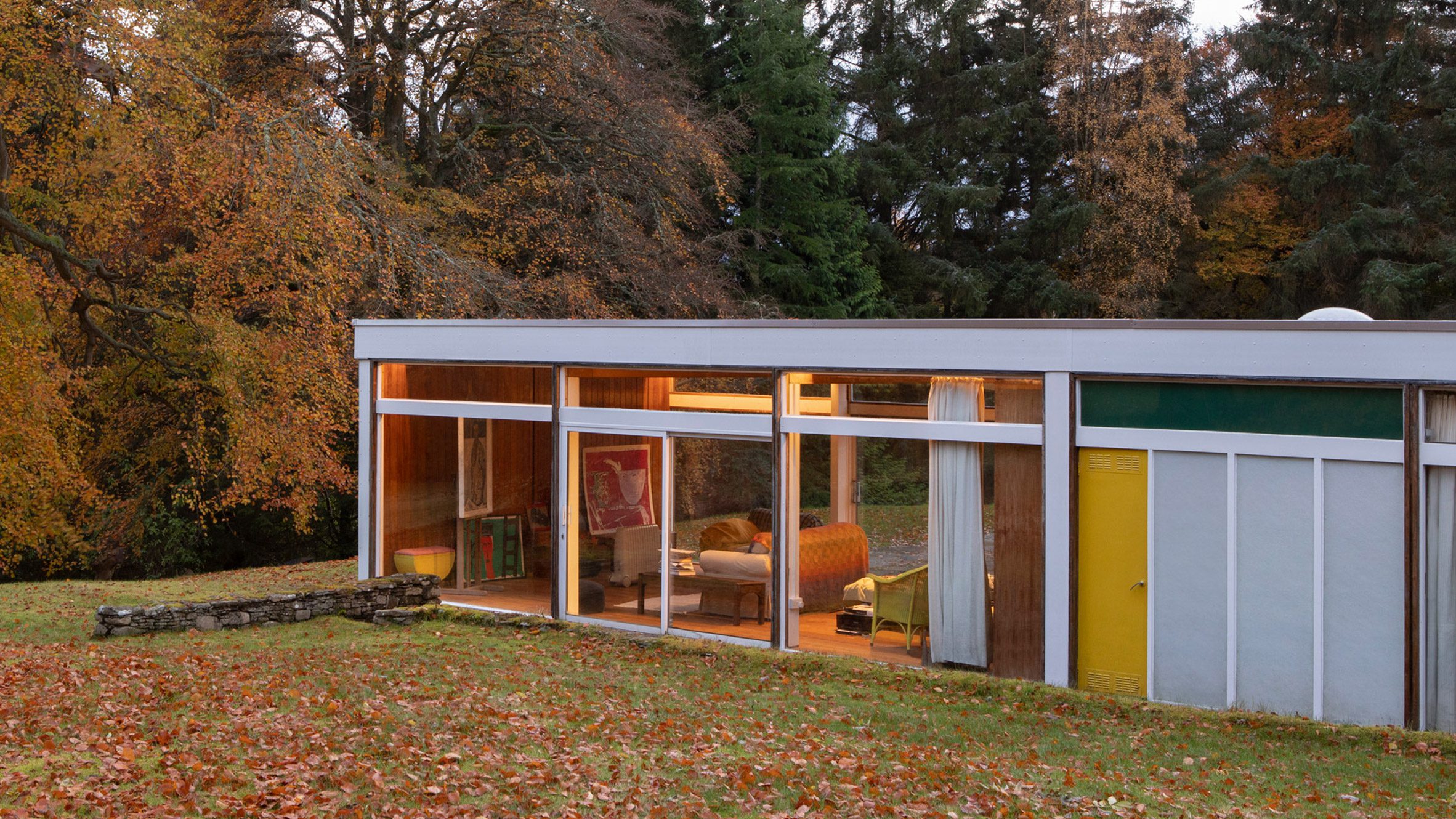 https://static.dezeen.com/uploads/2024/10/mid-century-home-preservation_dezeen_2364_col_6.jpg