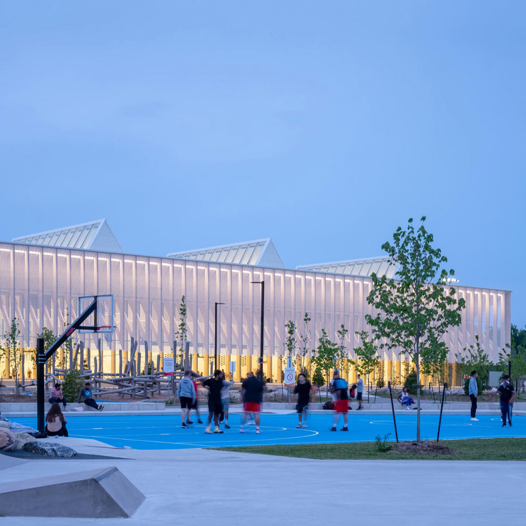 Mjma Pac MJMA Arquitectura y Diseño combina madera y retícula para polideportivo ...