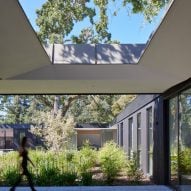 Rear courtyard on California house by Schwartz and Architecture