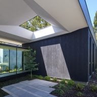 Rear courtyard on California house by Schwartz and Architecture