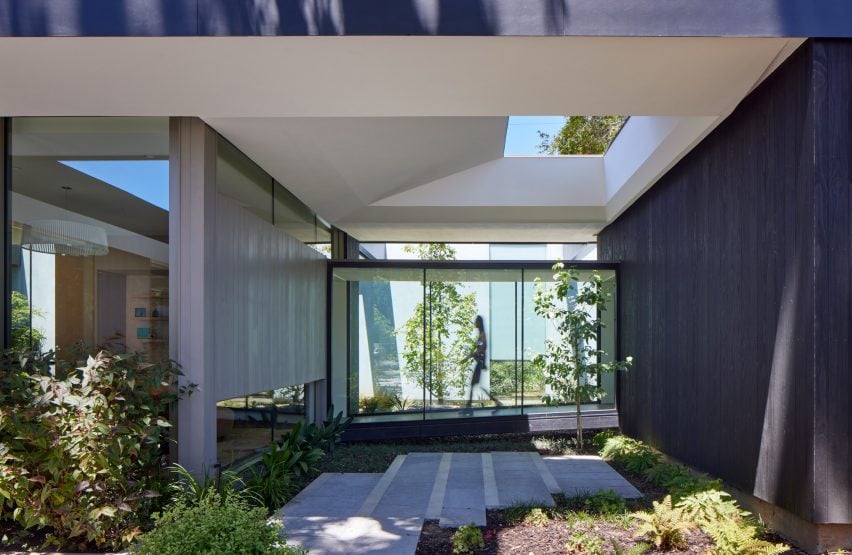 Rear courtyard on California house by Schwartz and Architecture