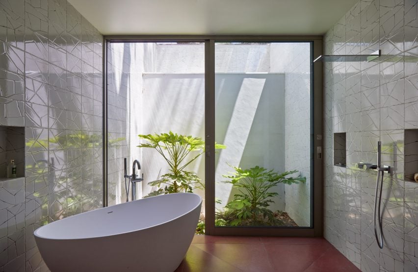 Bathroom with terrarium of California house by Schwartz and Architecture