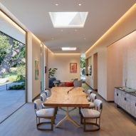 Dining room of California house by Schwartz and Architecture