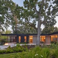 Rear view of California house by Schwartz and Architecture