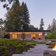 Bathroom with terrarium of California house by Schwartz and Architecture