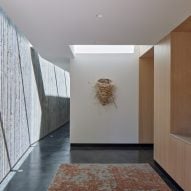 Entry program on California house by Schwartz and Architecture