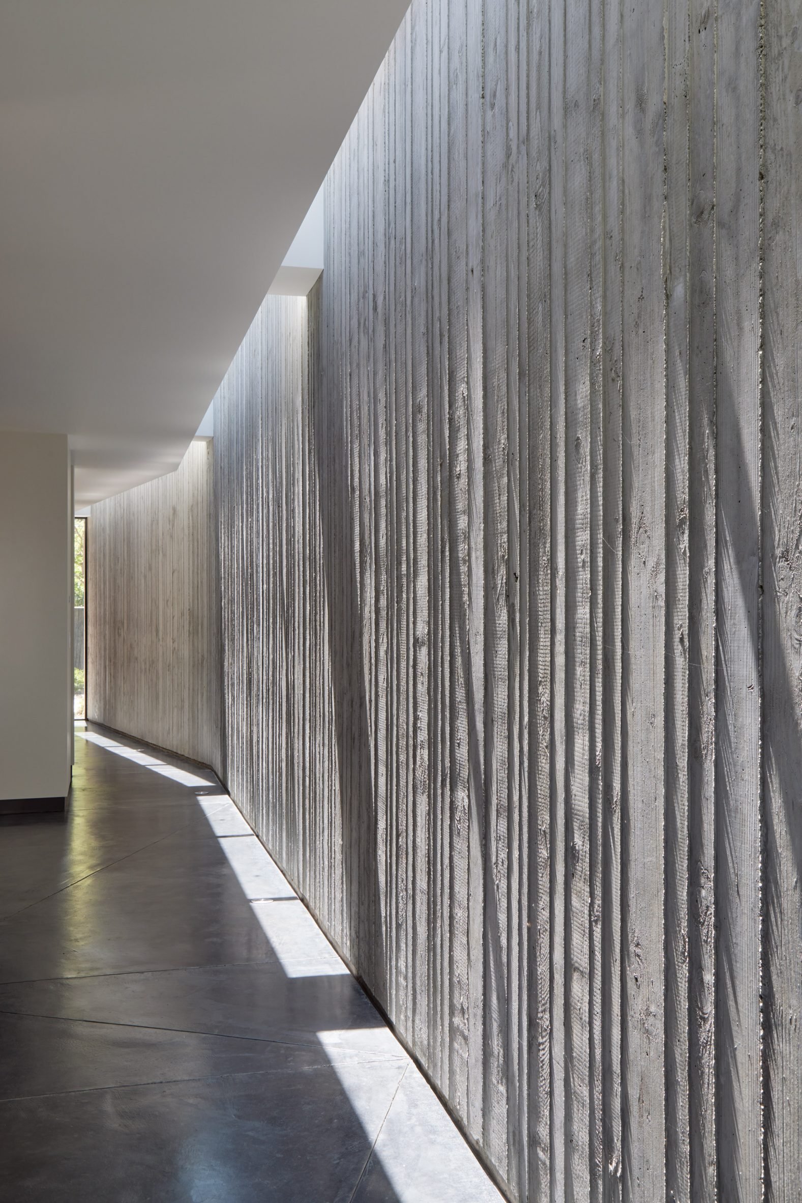 Entry program with concrete wall on California house by Schwartz and Architecture