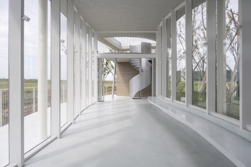 Intérieur minimaliste de la station des ruines maritimes de Dongdan Grassland, dans l'est de la Chine