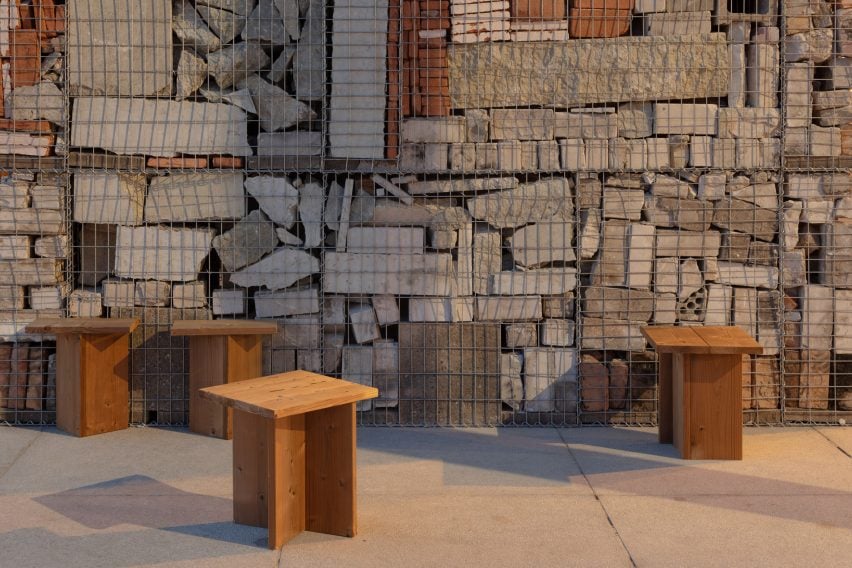 Rubble in gabion cages with wooden stools