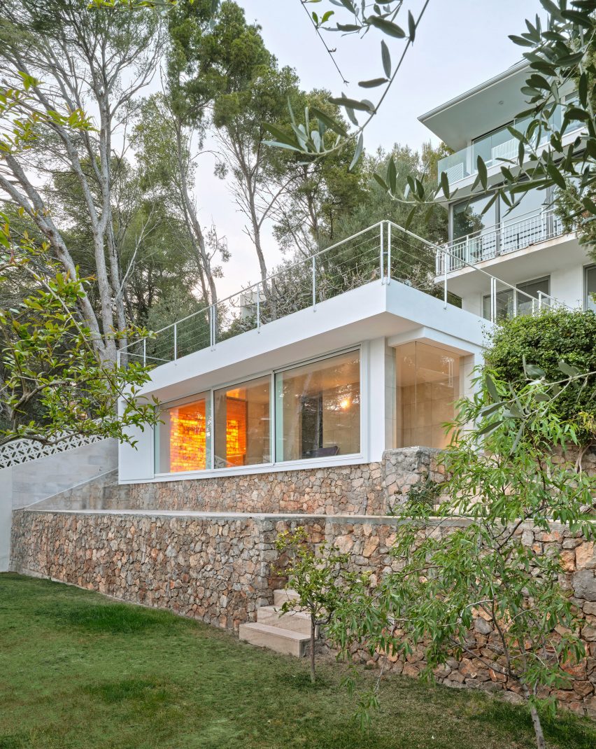 Spanish home by Raúl Sánchez Architects